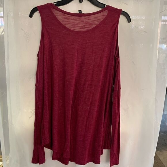 Express open shoulder blouse maroon small. - Picture 5 of 6